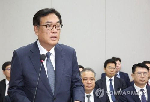 정진석 대통령실 비서실장이 1일 국회에서 열린 운영위원회 전체회의 증인으로 출석해 인사말하고 있다. 연합뉴스
